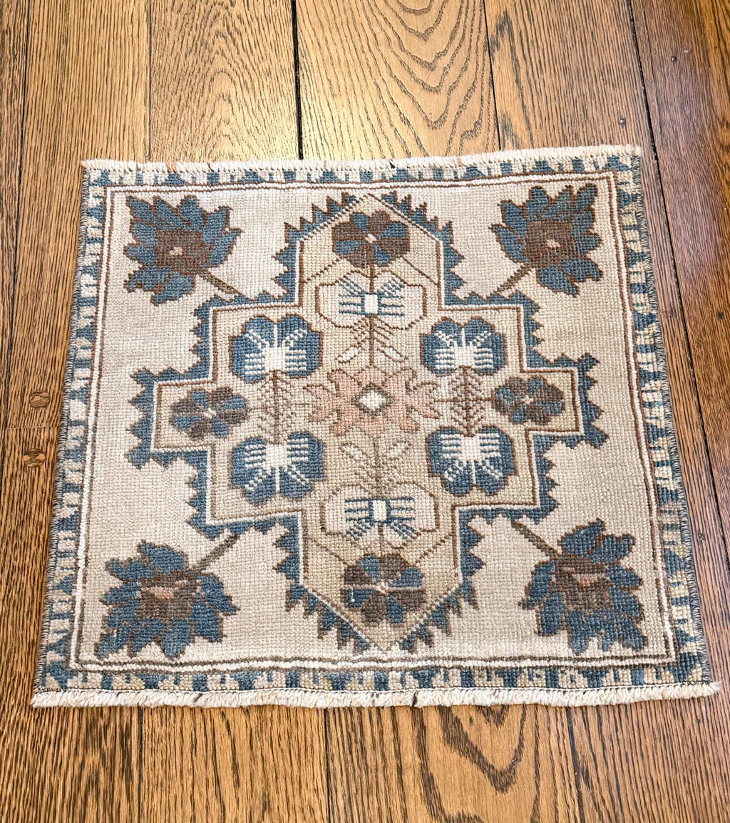 1’10”x1’10” Square Vintage Oushak Rug