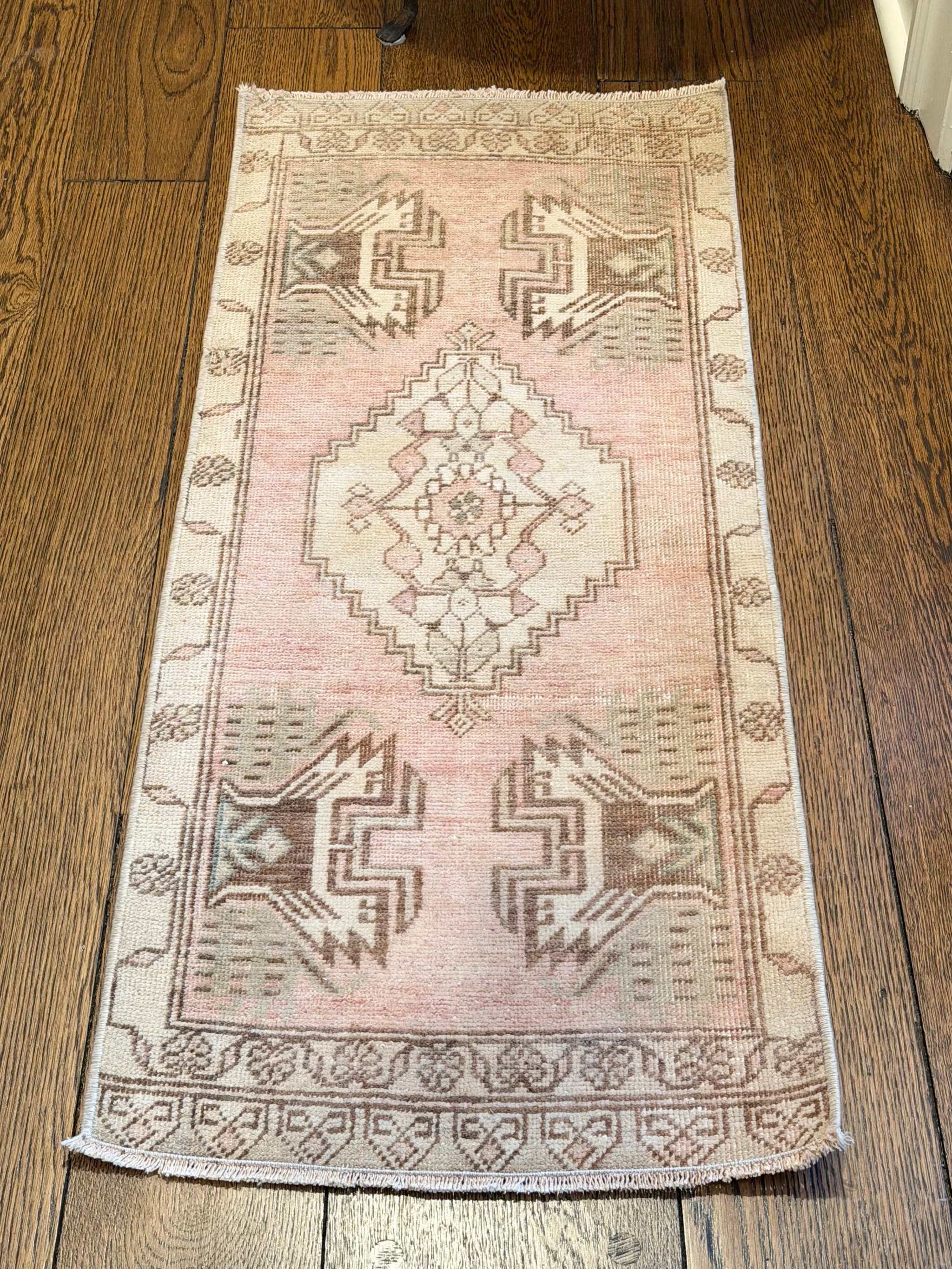 1’6”x3’8” Oushak Mat