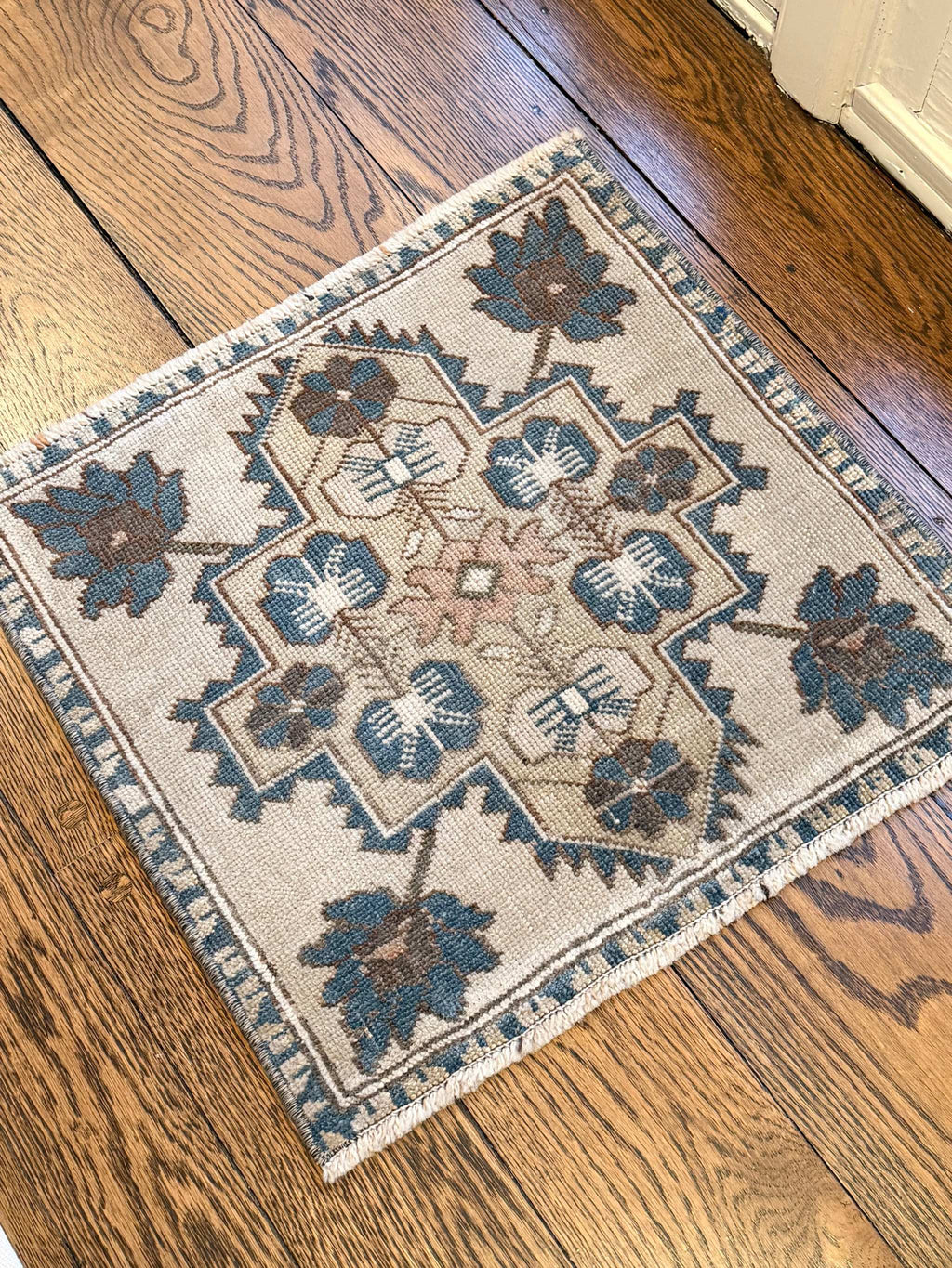 1’10”x1’10” Square Vintage Oushak Rug