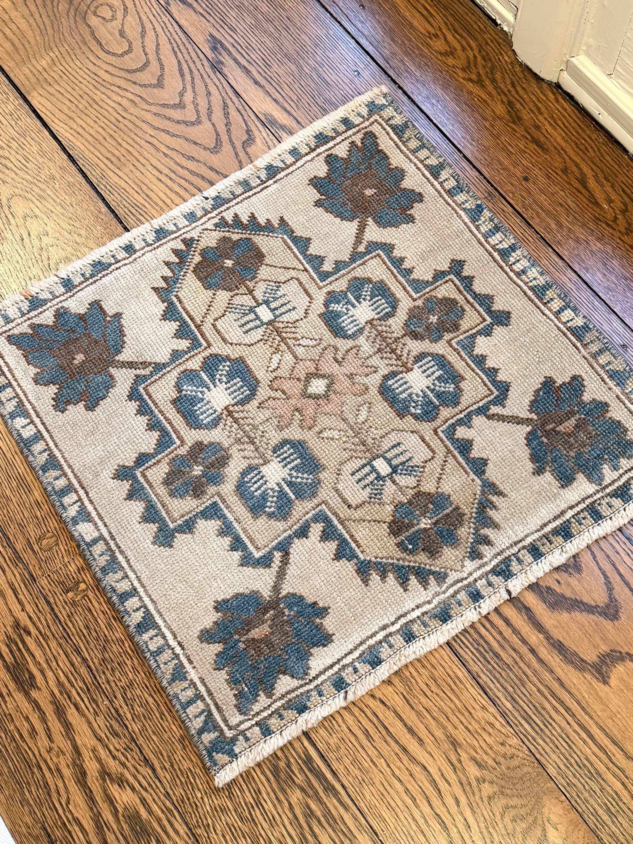 1’10”x1’10” Square Vintage Oushak Rug