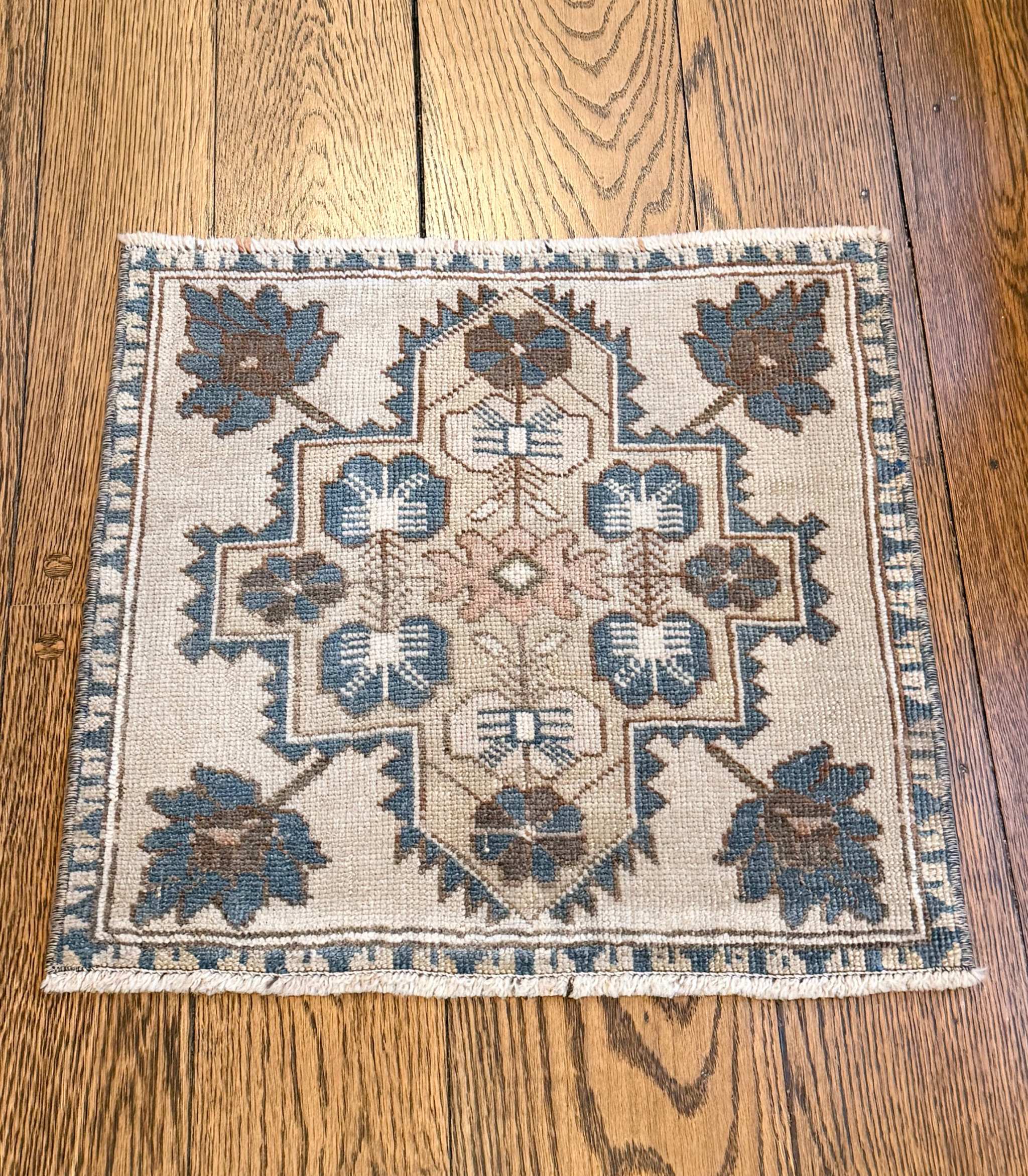1’10”x1’10” Square Vintage Oushak Rug