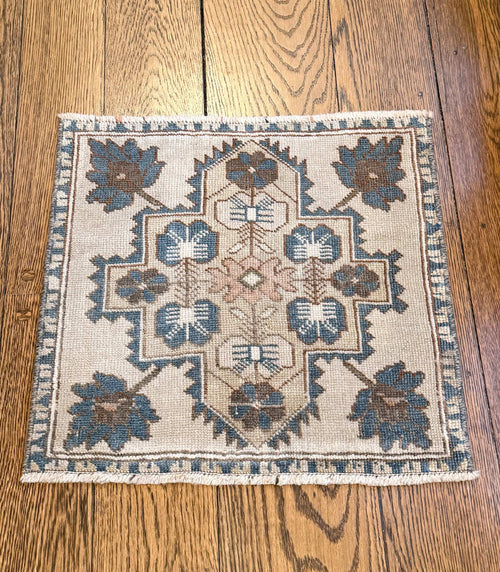 1’10”x1’10” Square Vintage Oushak Rug
