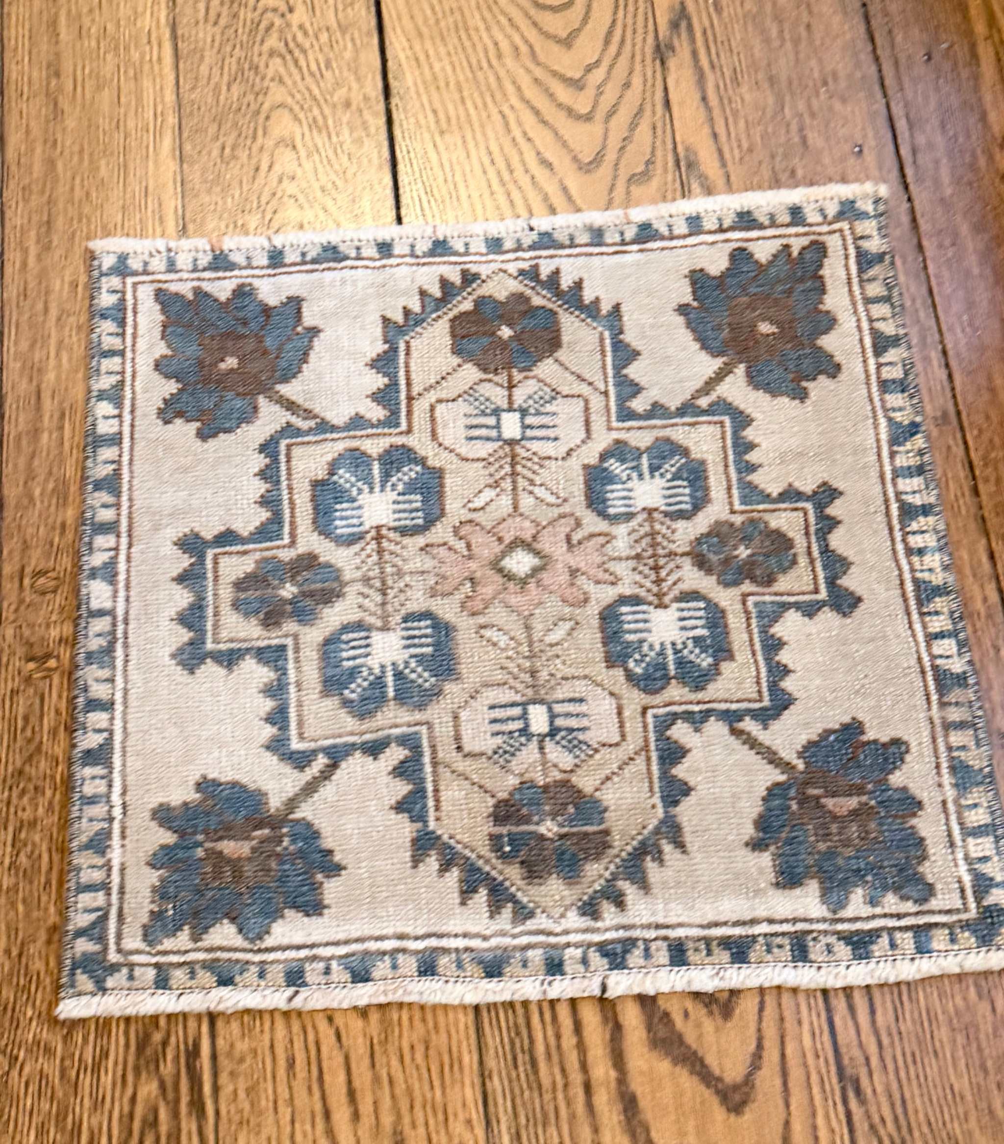 1’10”x1’10” Square Vintage Oushak Rug
