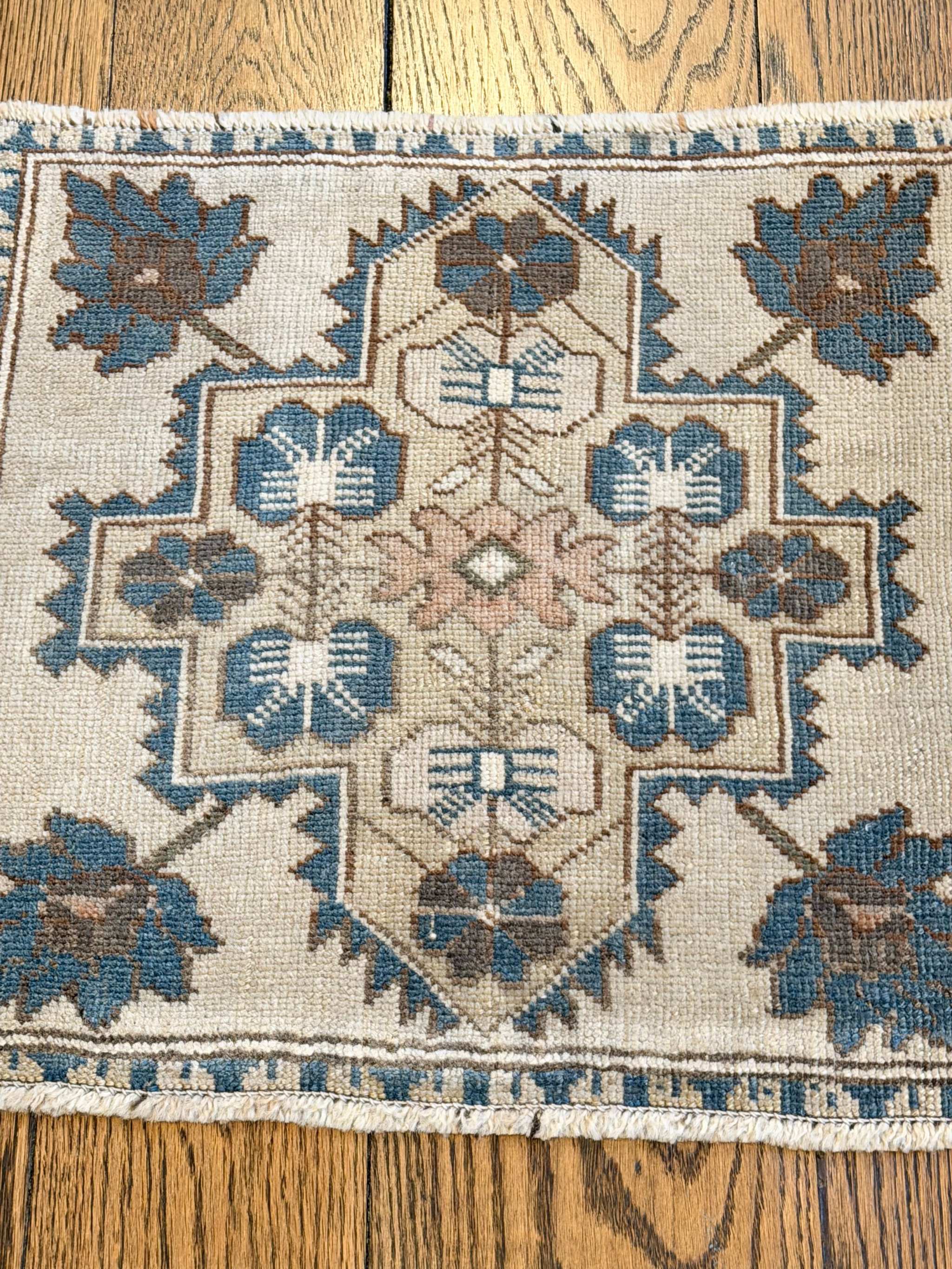 1’10”x1’10” Square Vintage Oushak Rug